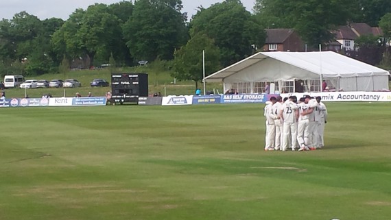 Kent Players huddle before taking to the field - 2nd Innings