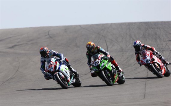 Leon Camier overtaking at Donington