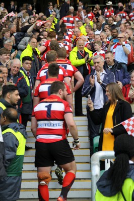 Maidstone head up to collect the trophy (799x1200)